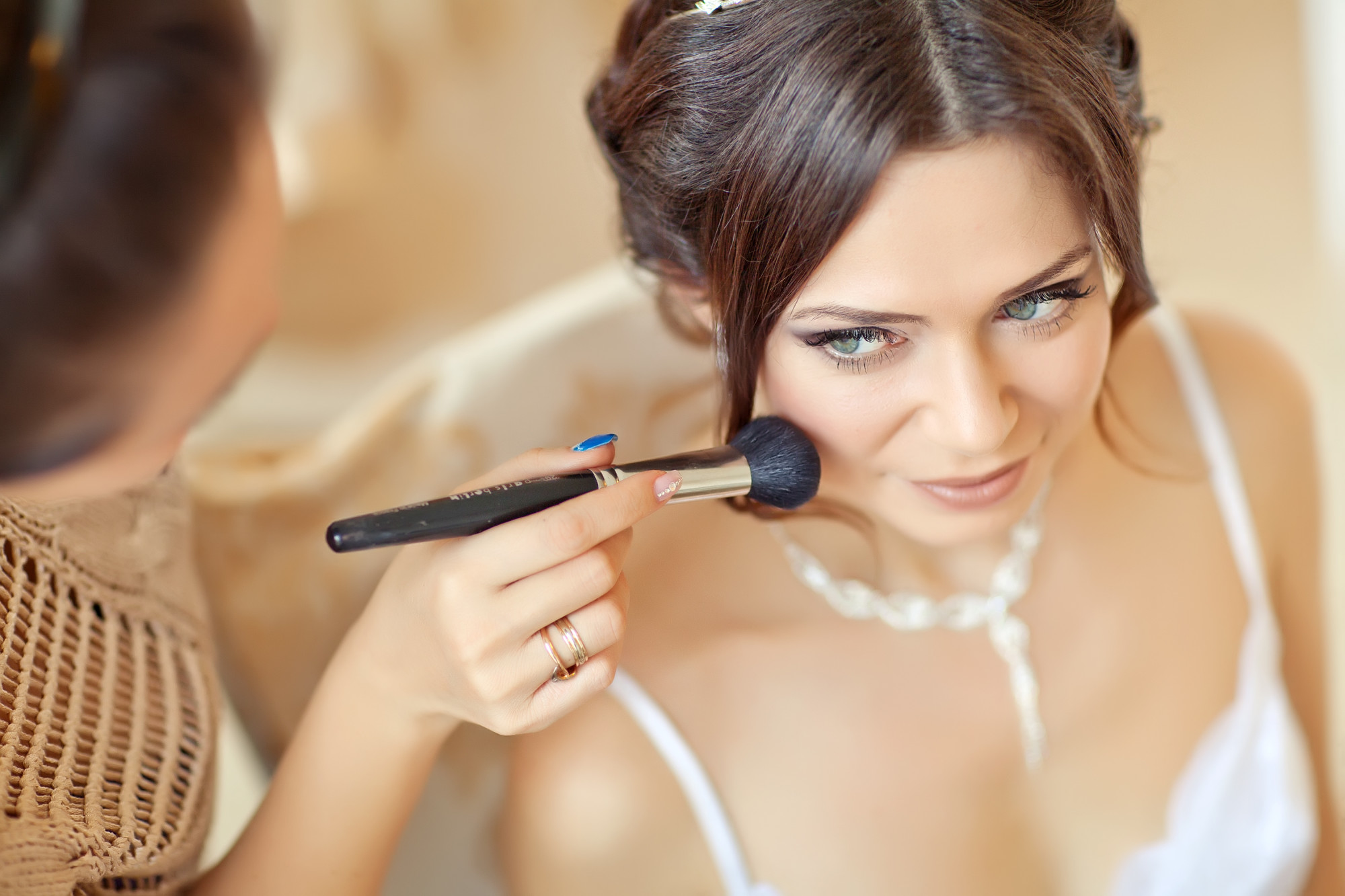6 Reasons to Hire a Professional to Do Your Wedding Day Makeup