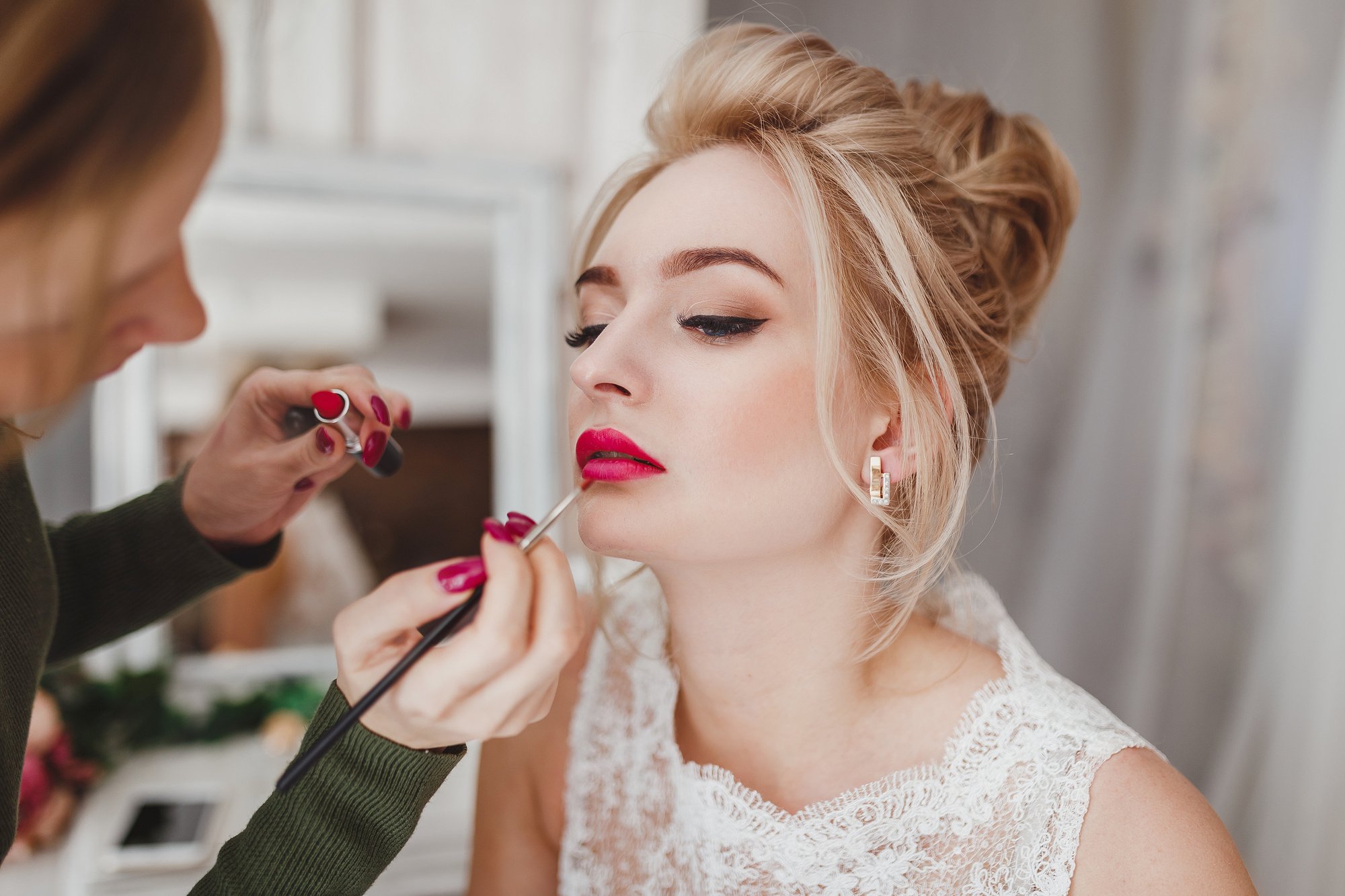 Airbrush Makeup vs. Regular Makeup: Experts Weigh In on the Difference